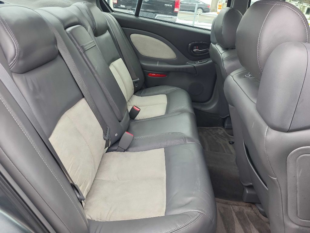 2005 Pontiac Bonneville Image 11