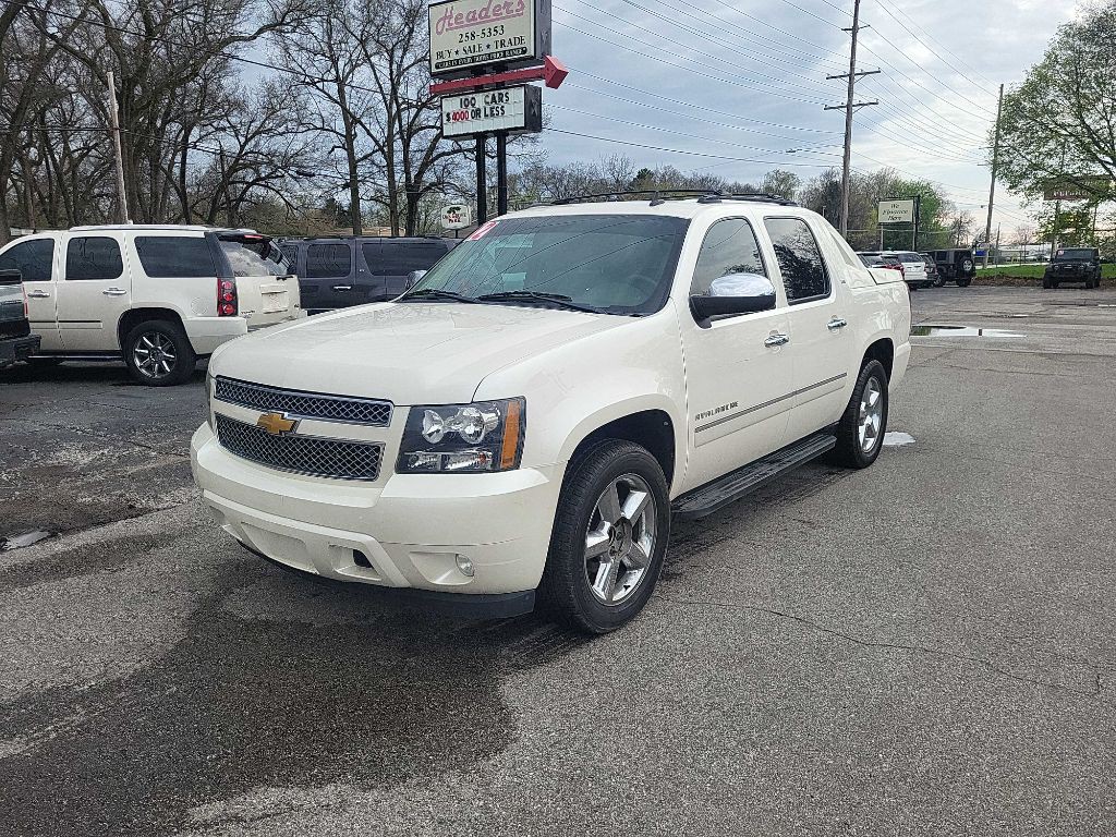 2012 Chevrolet Avalanche Image 2