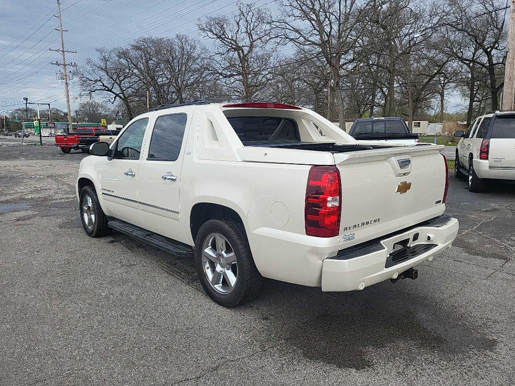 2012 Chevrolet Avalanche Image 3