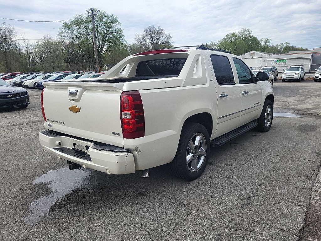 2012 Chevrolet Avalanche Image 5