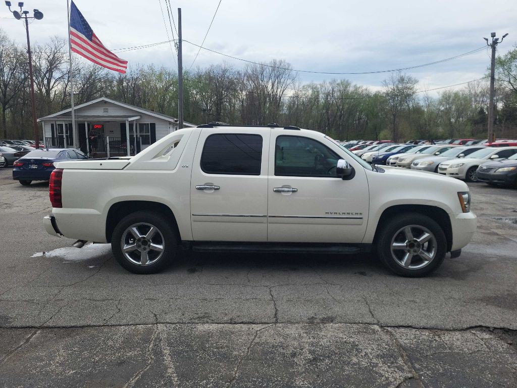 2012 Chevrolet Avalanche Image 9