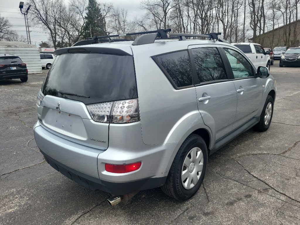 2011 Mitsubishi Outlander Image 2