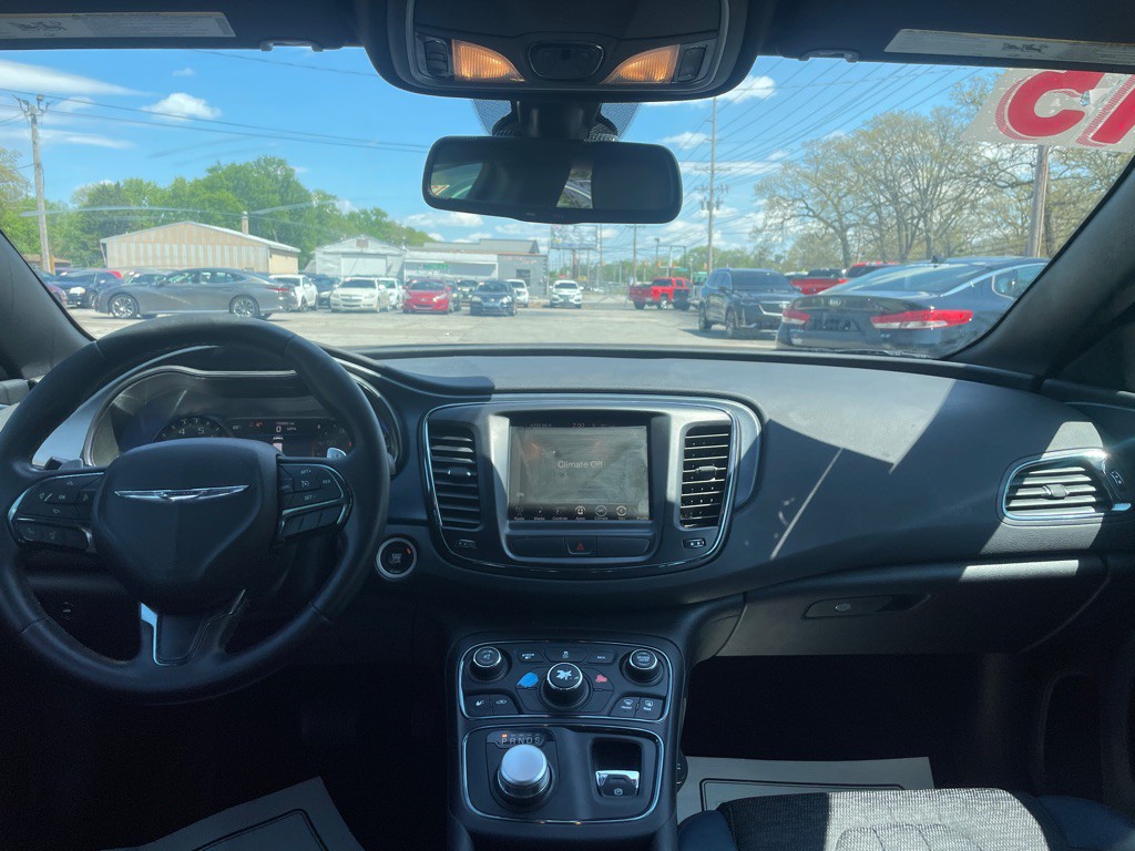 2015 Chrysler 200 Image 9