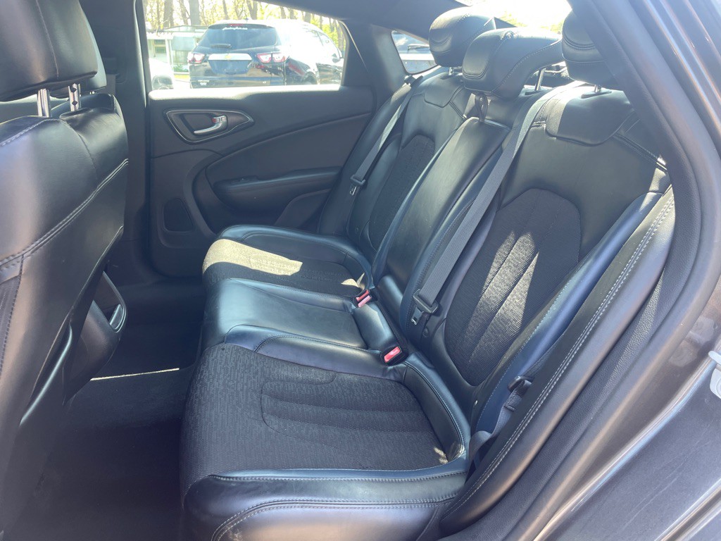 2015 Chrysler 200 Image 12