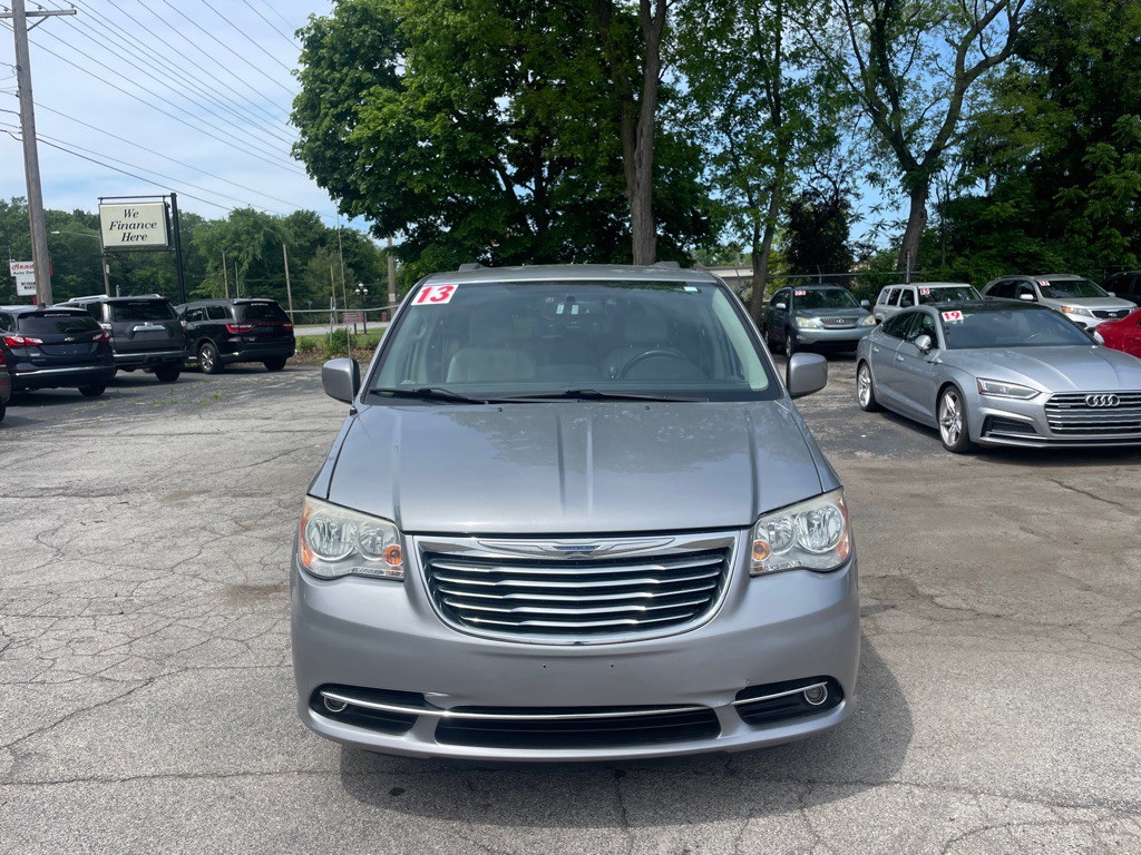2013 Chrysler Town & Country Image 2