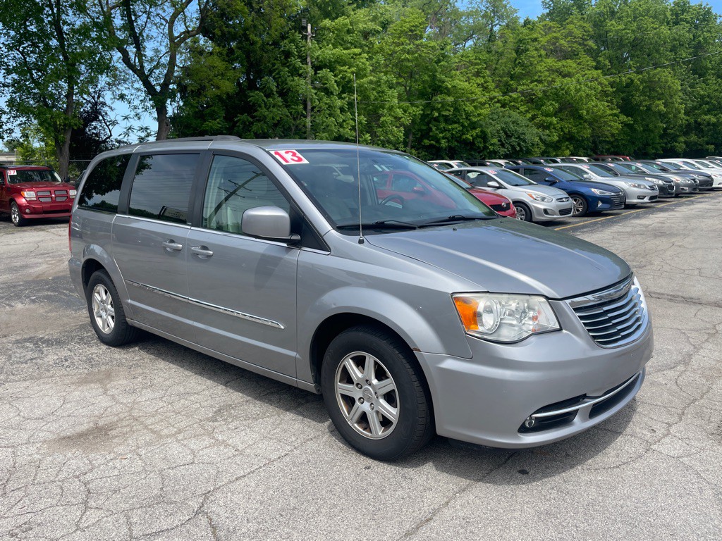 2013 Chrysler Town & Country Image 3