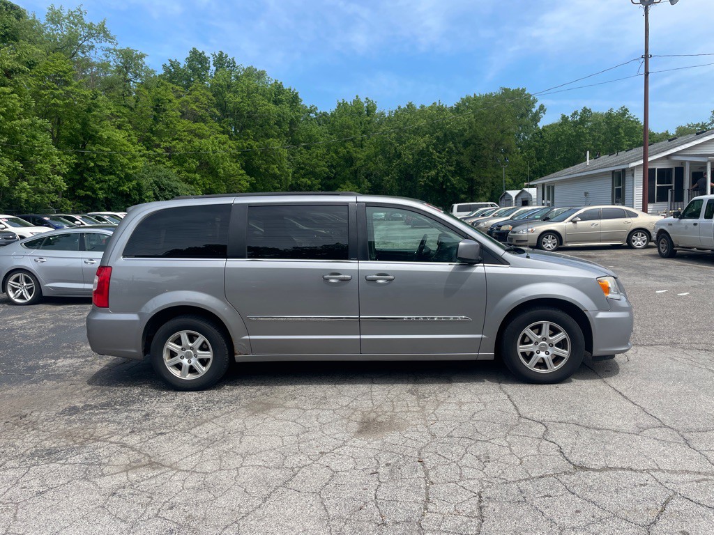 2013 Chrysler Town & Country Image 4