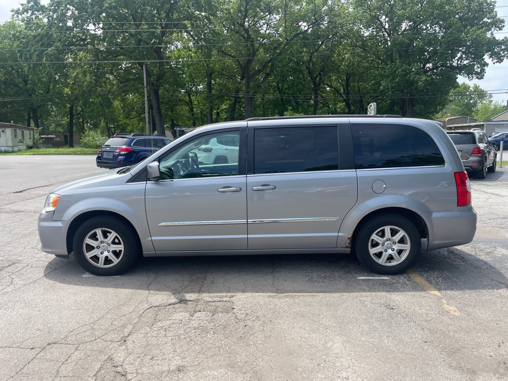 2013 Chrysler Town & Country Image 8