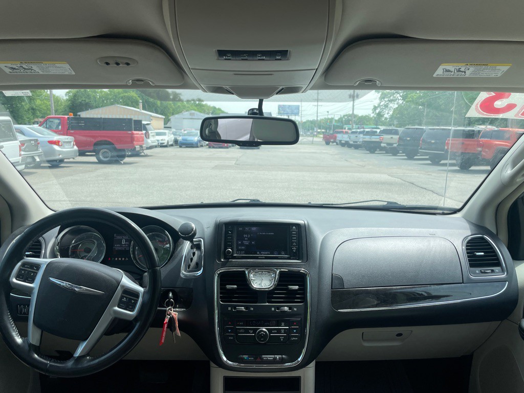 2013 Chrysler Town & Country Image 9
