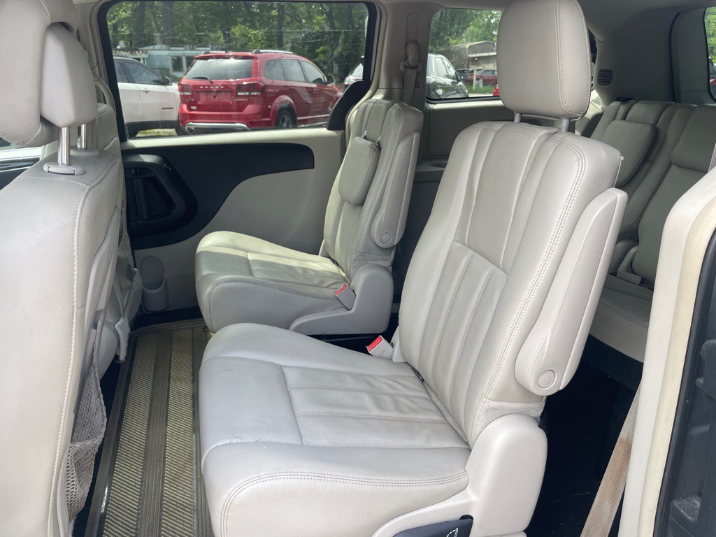 2013 Chrysler Town & Country Image 11