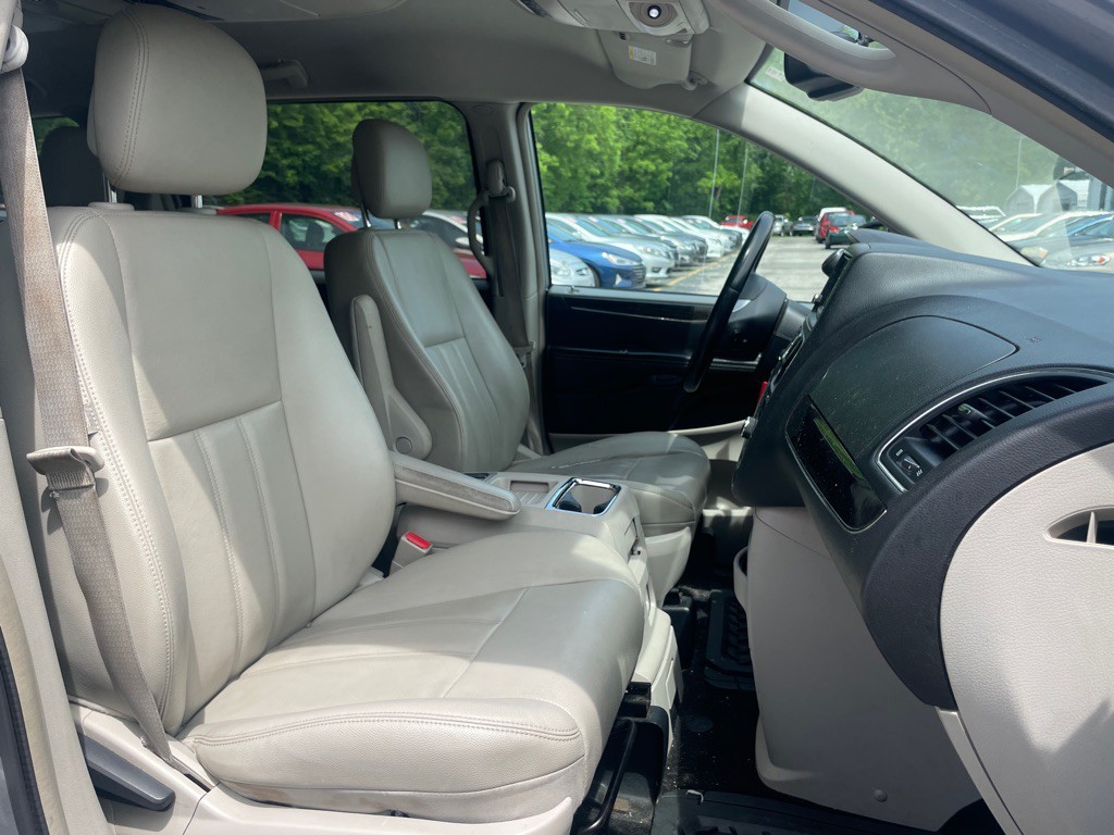2013 Chrysler Town & Country Image 12