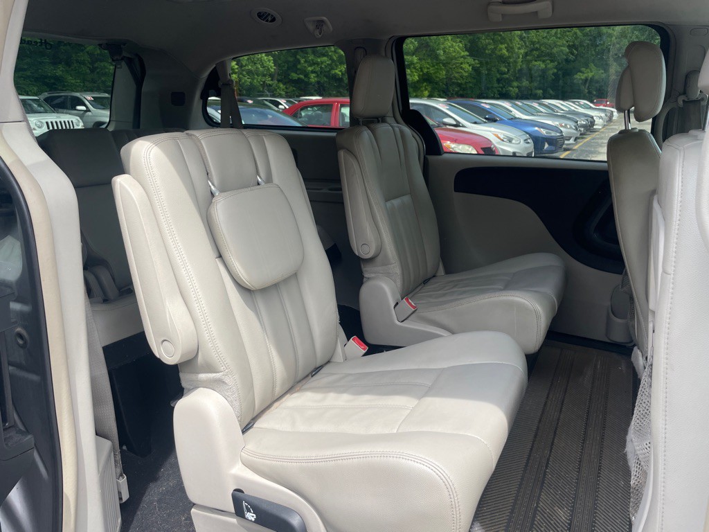 2013 Chrysler Town & Country Image 13