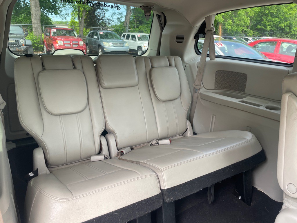 2013 Chrysler Town & Country Image 14