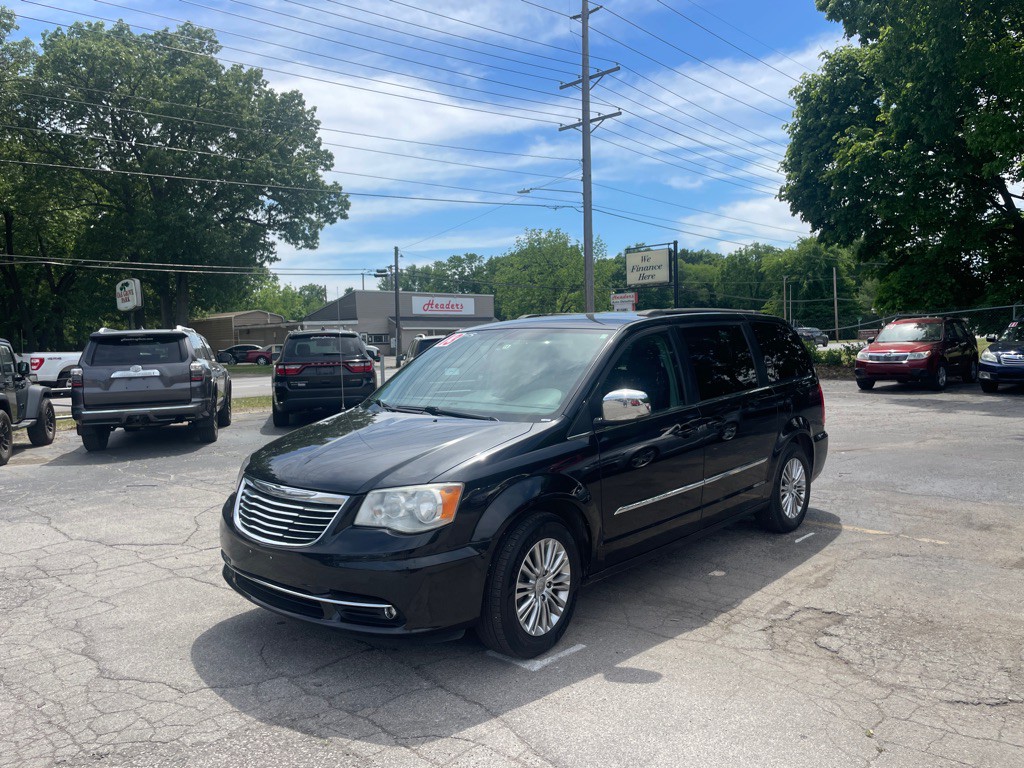 2013 Chrysler Town & Country Image 1