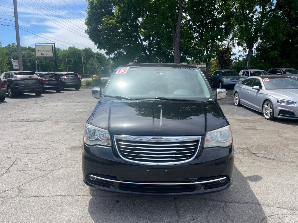 2013 Chrysler Town & Country Image 2