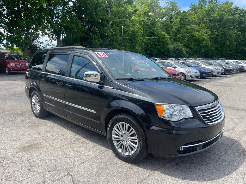 2013 Chrysler Town & Country Image 3