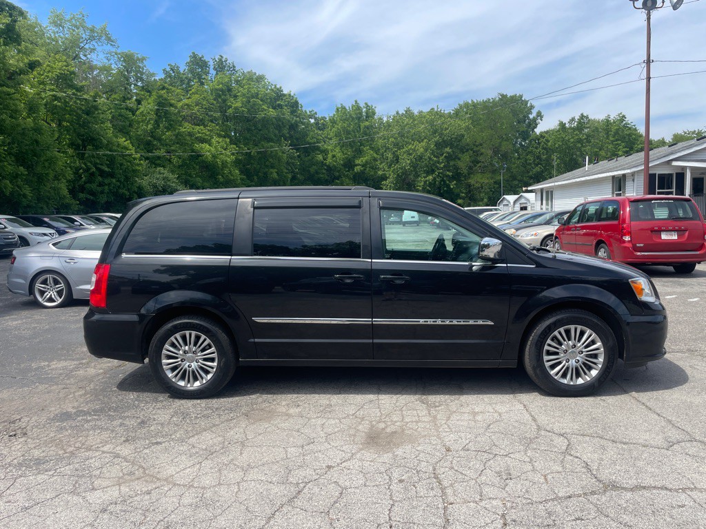 2013 Chrysler Town & Country Image 4