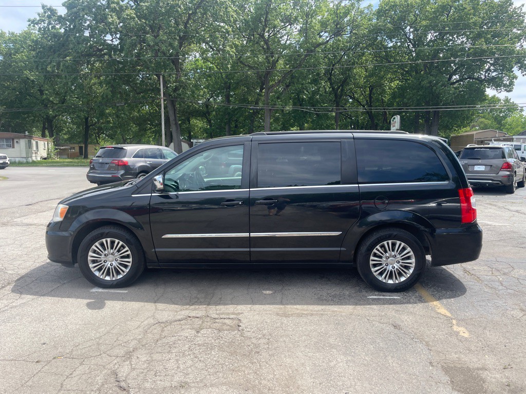 2013 Chrysler Town & Country Image 8