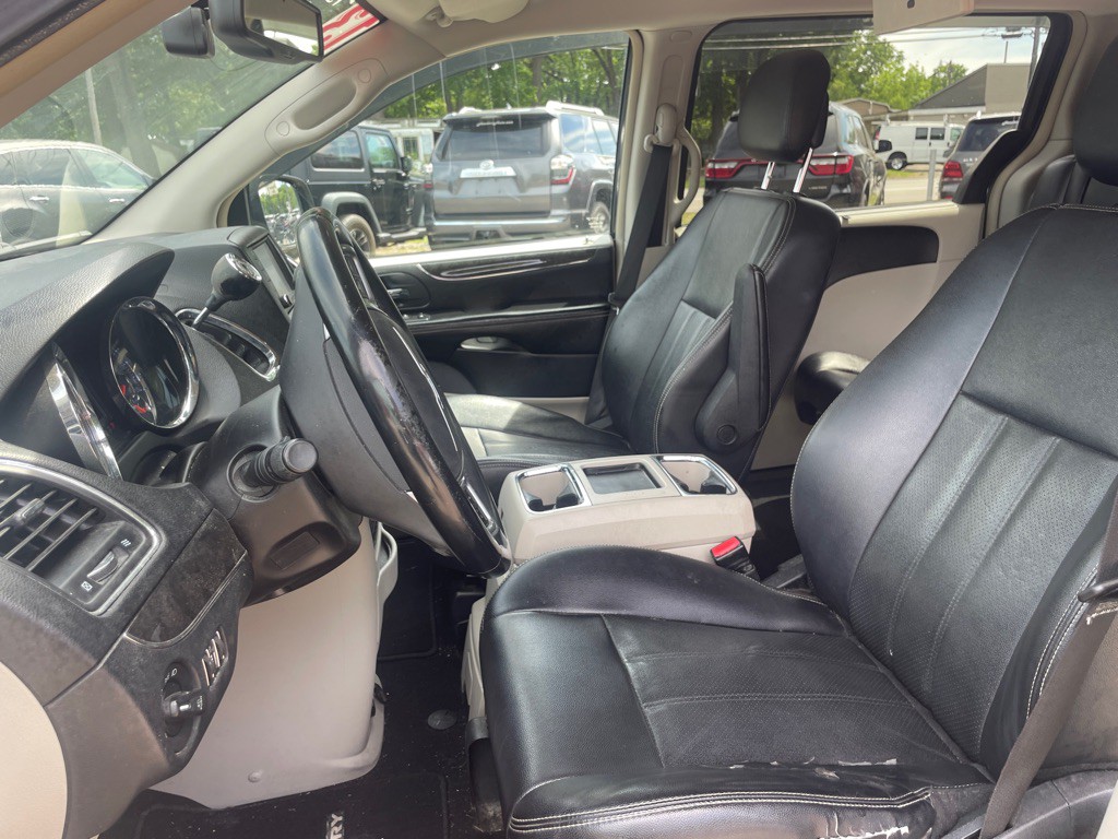 2013 Chrysler Town & Country Image 10