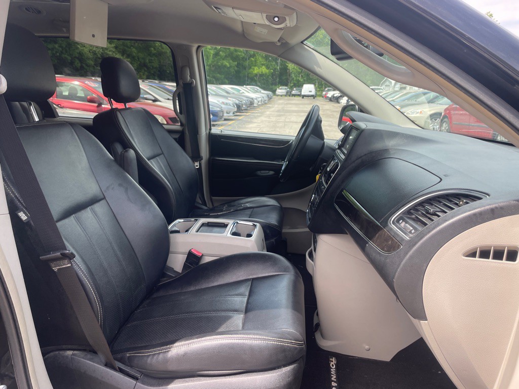 2013 Chrysler Town & Country Image 12