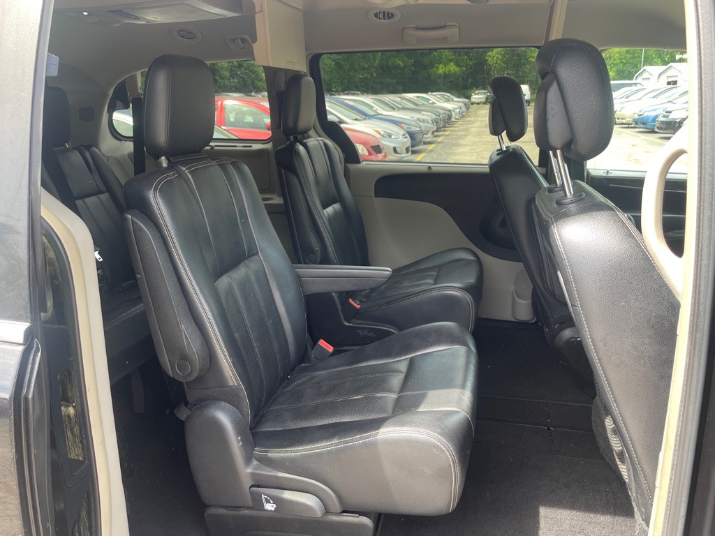 2013 Chrysler Town & Country Image 13