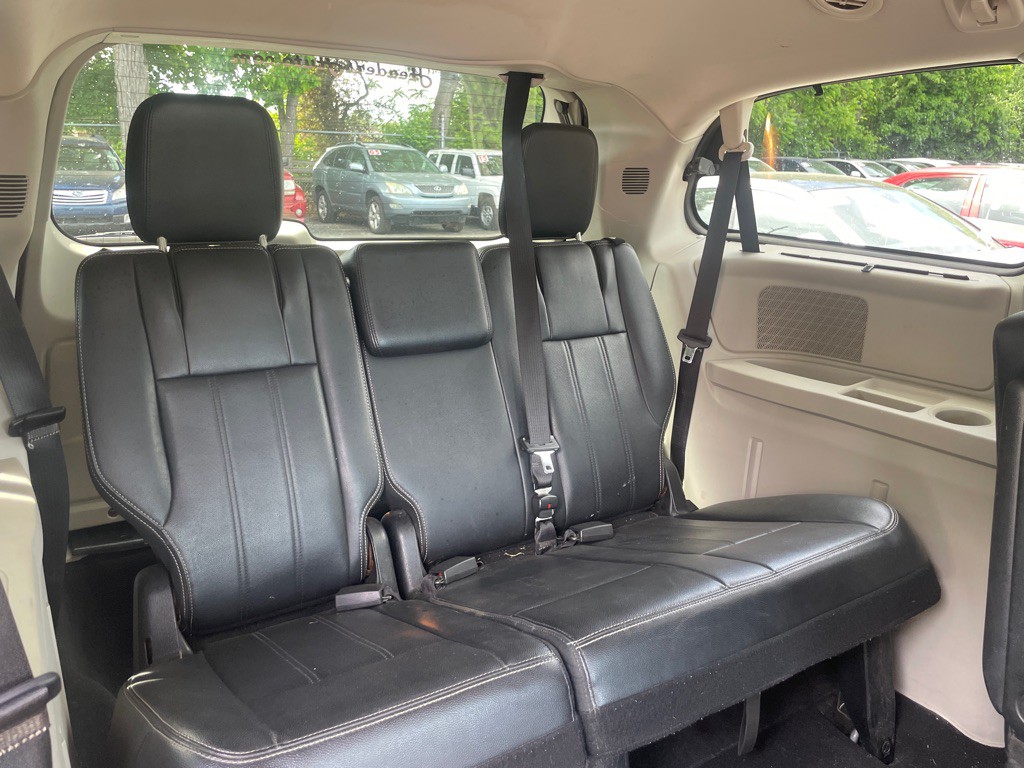 2013 Chrysler Town & Country Image 15