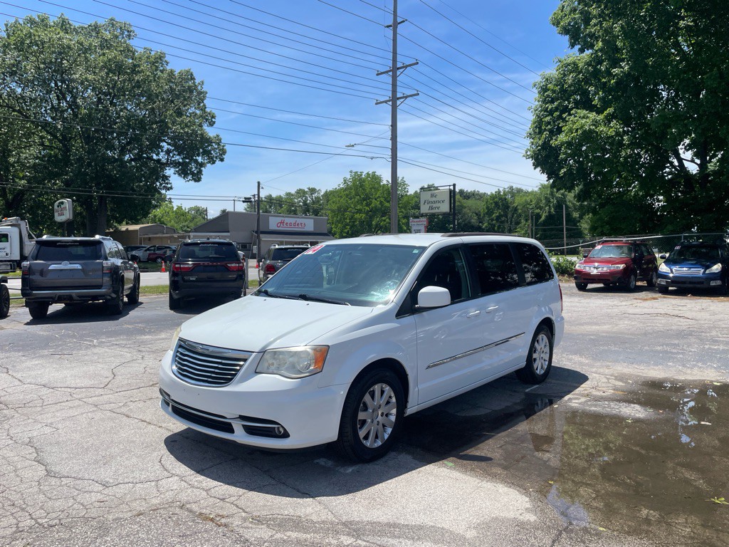 2014 Chrysler Town & Country Image 1