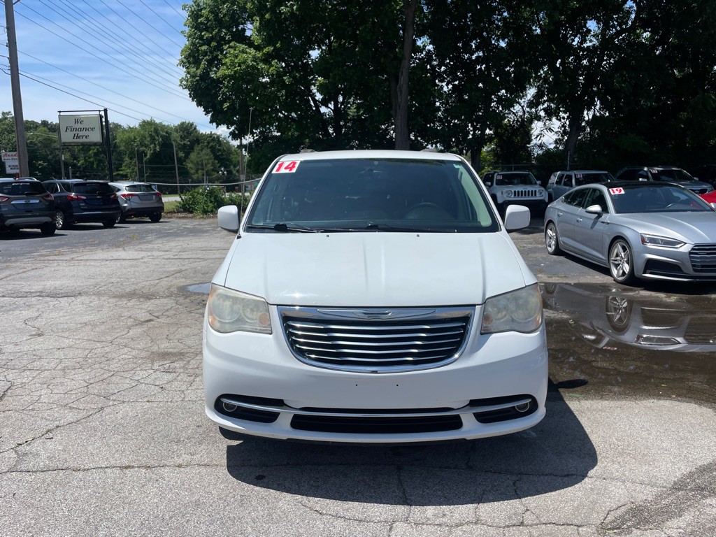 2014 Chrysler Town & Country Image 2