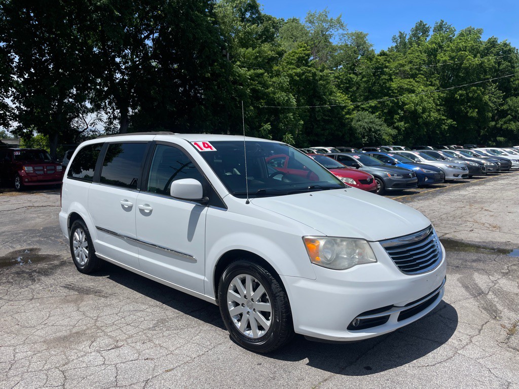 2014 Chrysler Town & Country Image 3