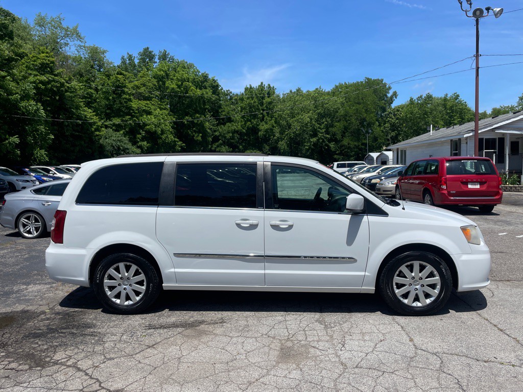 2014 Chrysler Town & Country Image 4