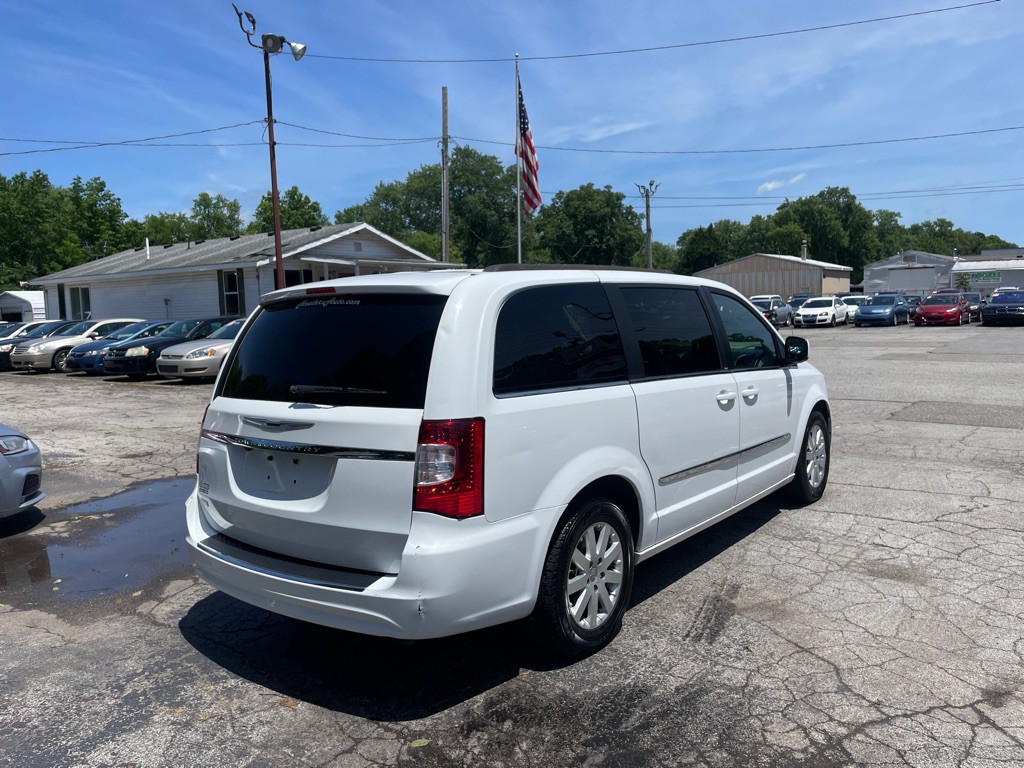 2014 Chrysler Town & Country Image 5