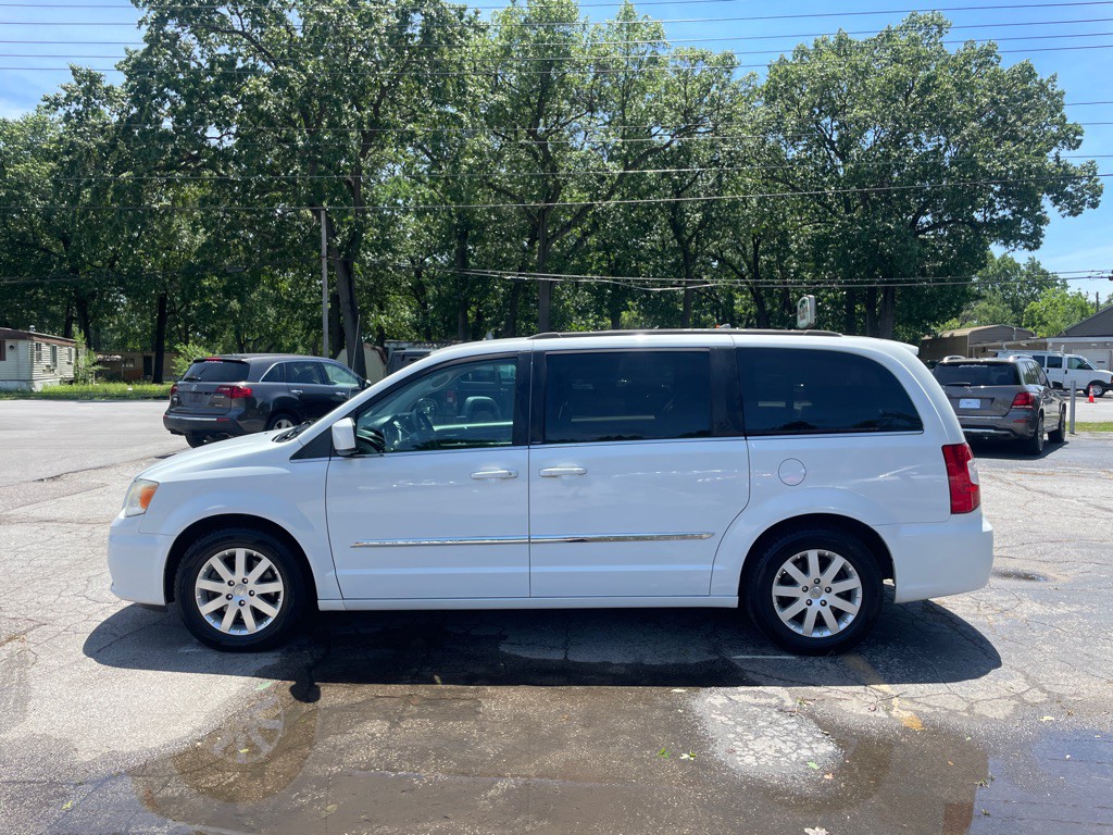 2014 Chrysler Town & Country Image 8