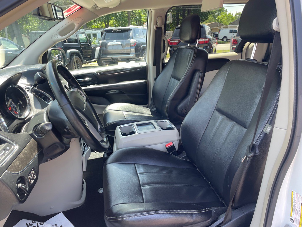 2014 Chrysler Town & Country Image 11