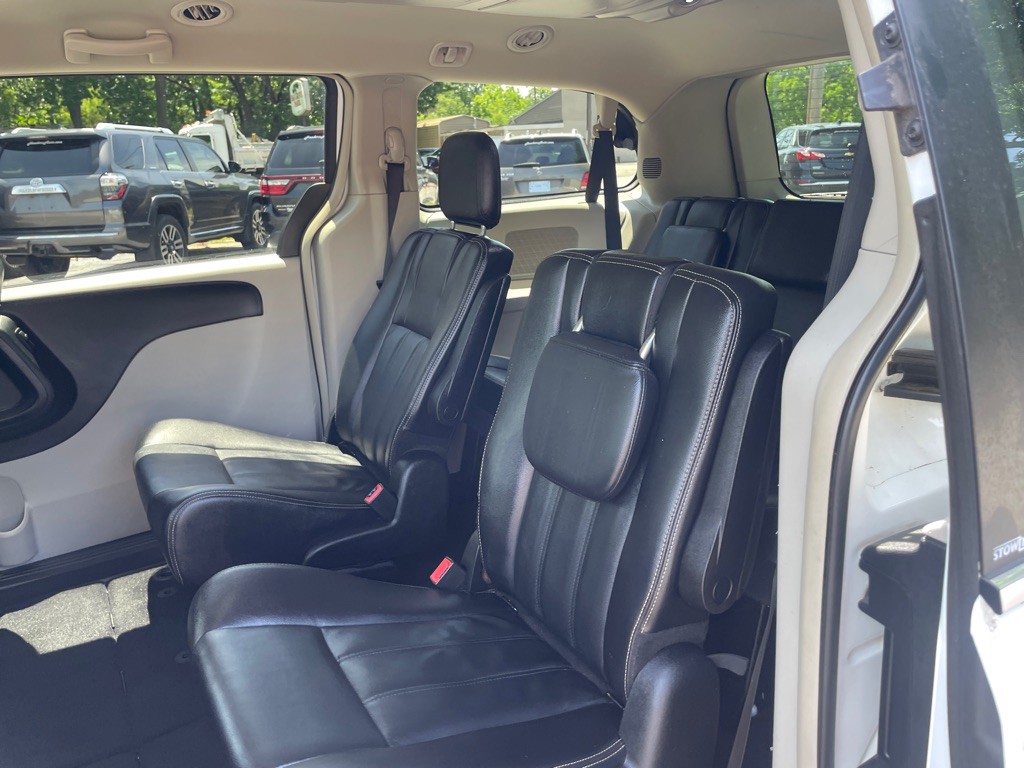 2014 Chrysler Town & Country Image 12