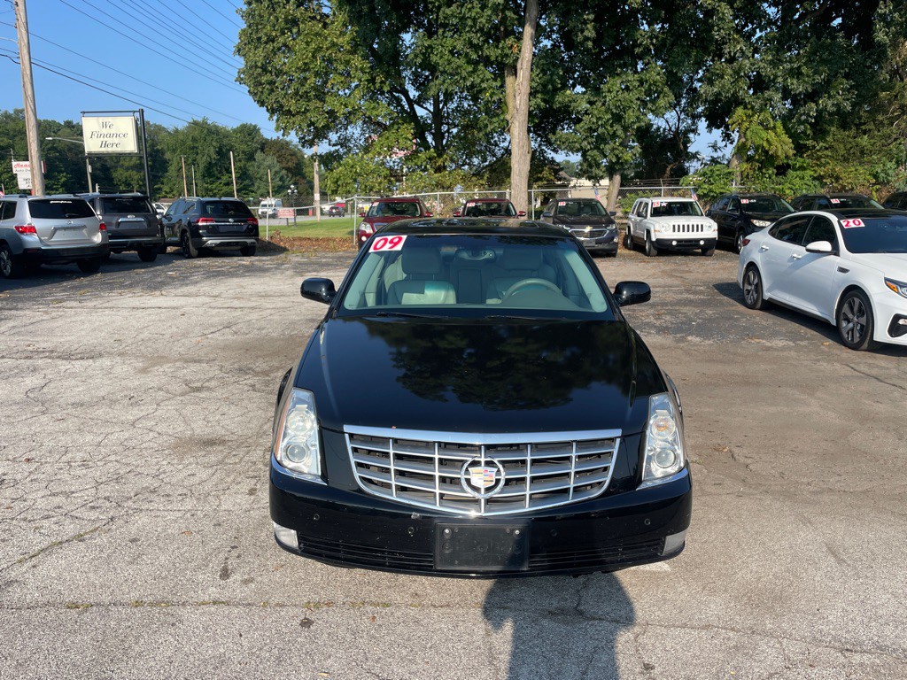 2009 Cadillac DTS Image 2