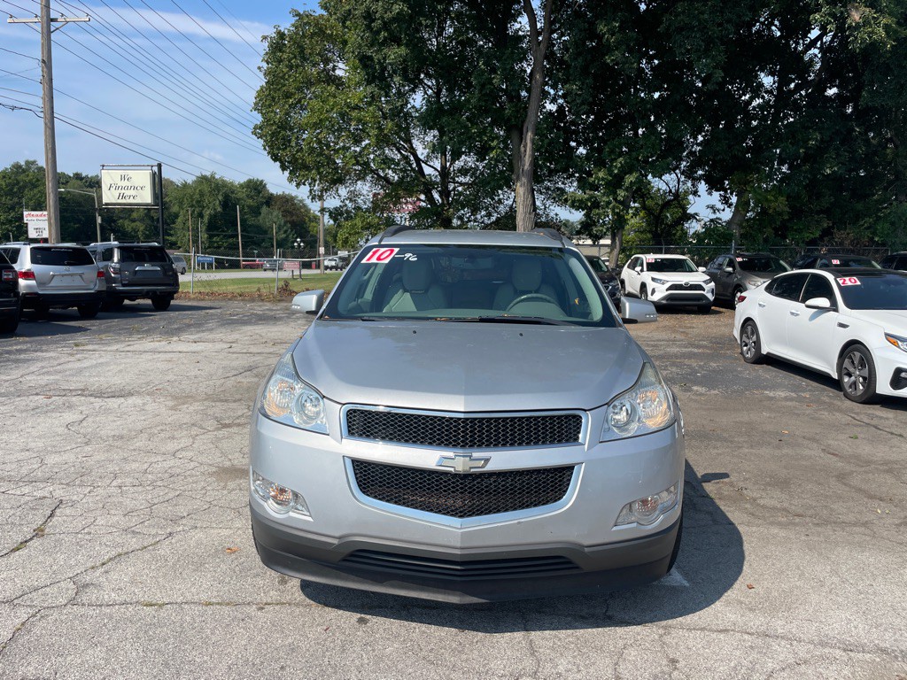 2010 Chevrolet Traverse Image 2