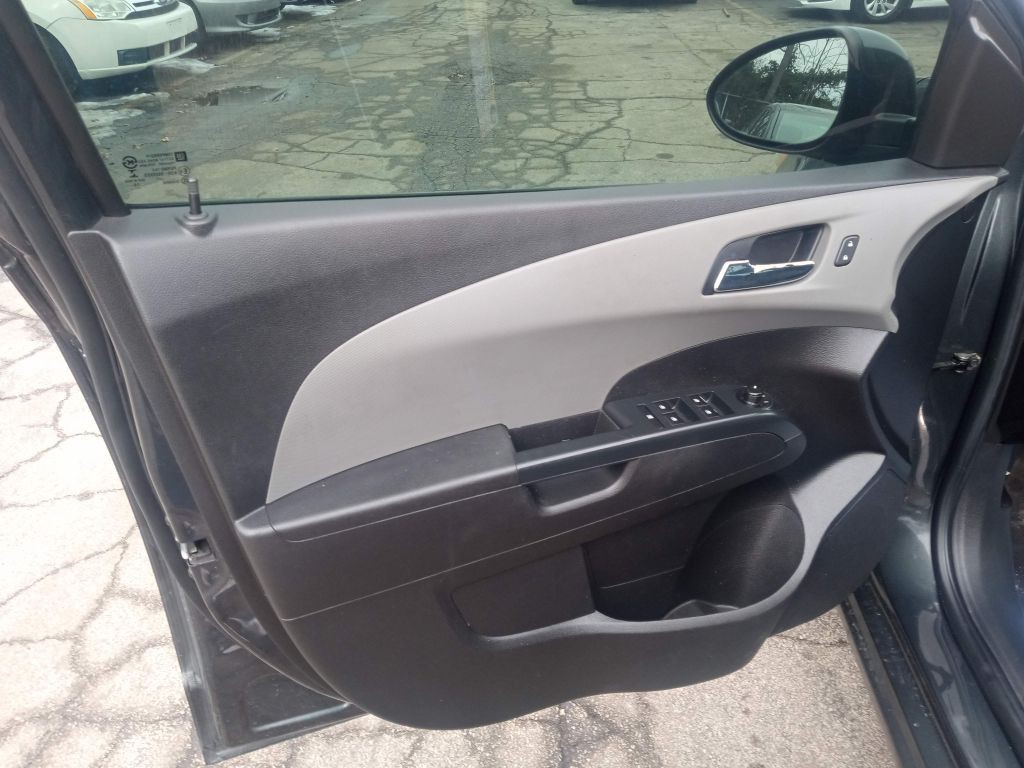 2016 Chevrolet Sonic Image 6
