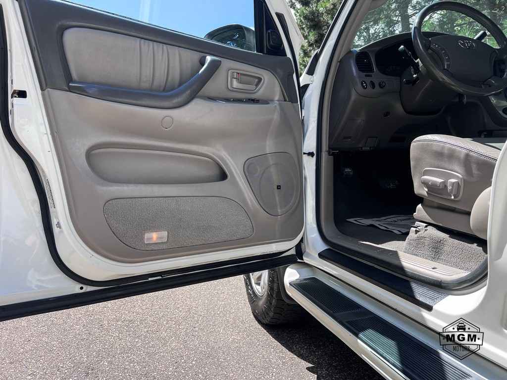 2004 Toyota Sequoia Image 9