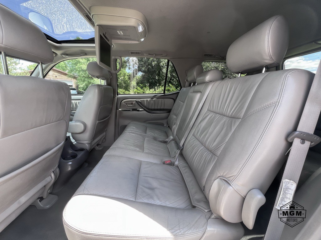 2004 Toyota Sequoia Image 11