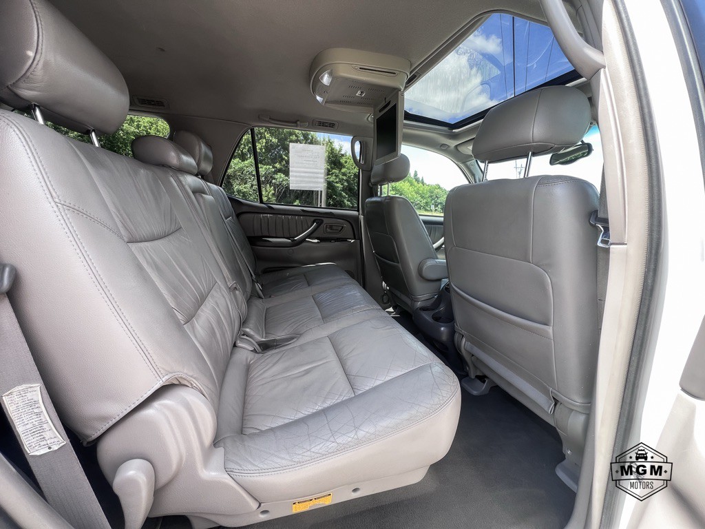 2004 Toyota Sequoia Image 15