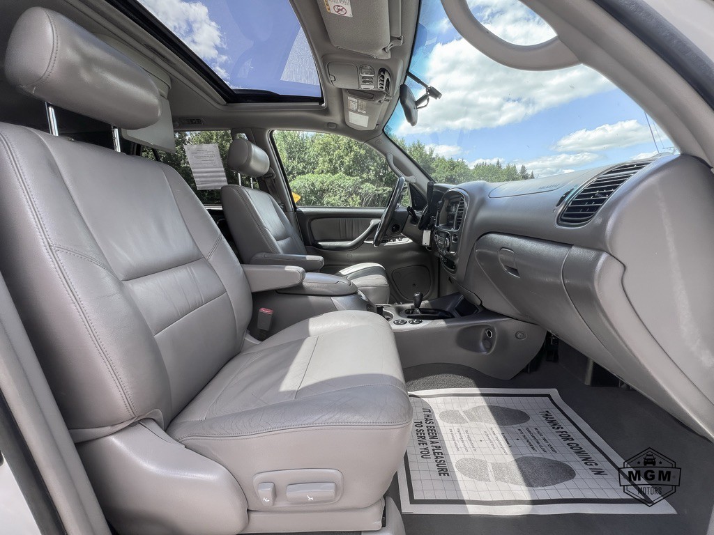 2004 Toyota Sequoia Image 16