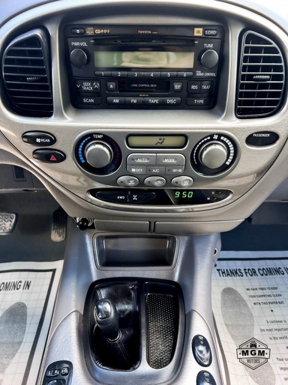 2004 Toyota Sequoia Image 18