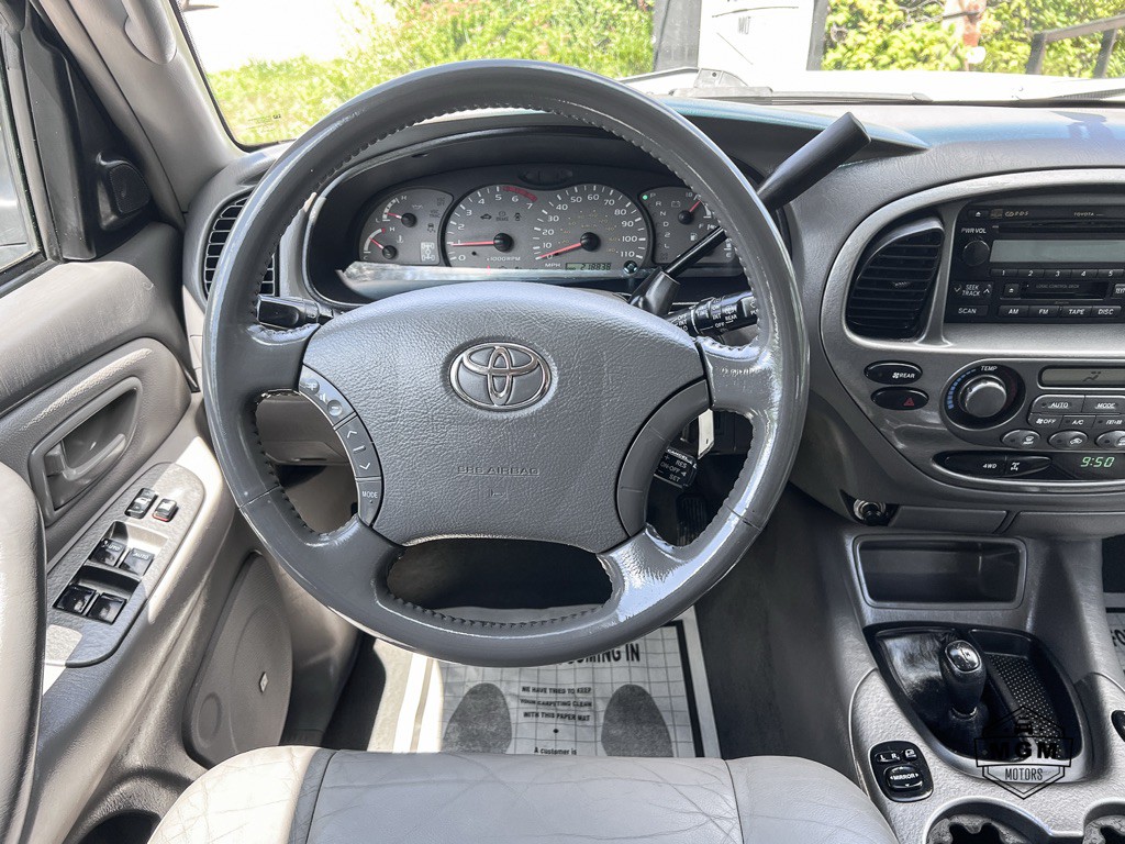 2004 Toyota Sequoia Image 19
