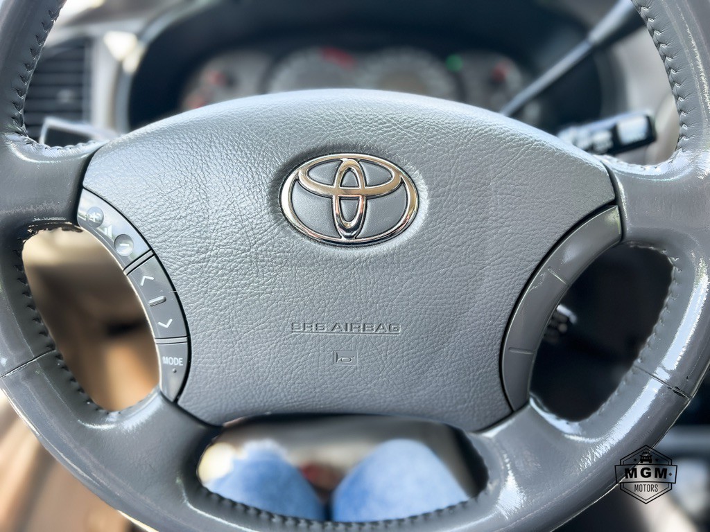 2004 Toyota Sequoia Image 23