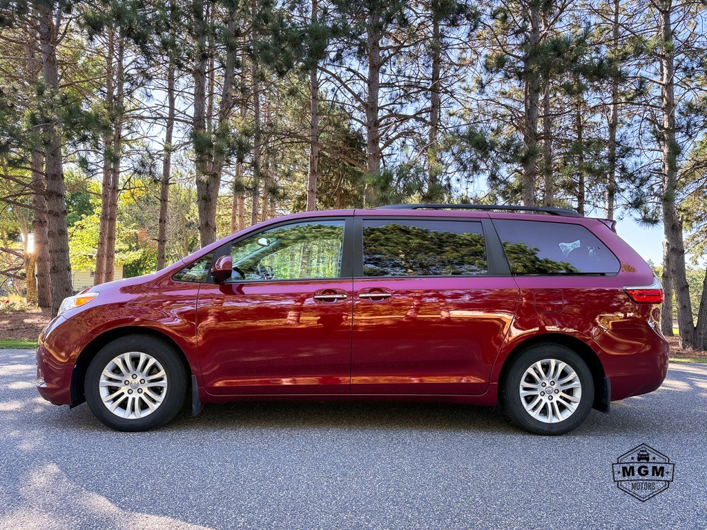 2017 Toyota Sienna Image 2