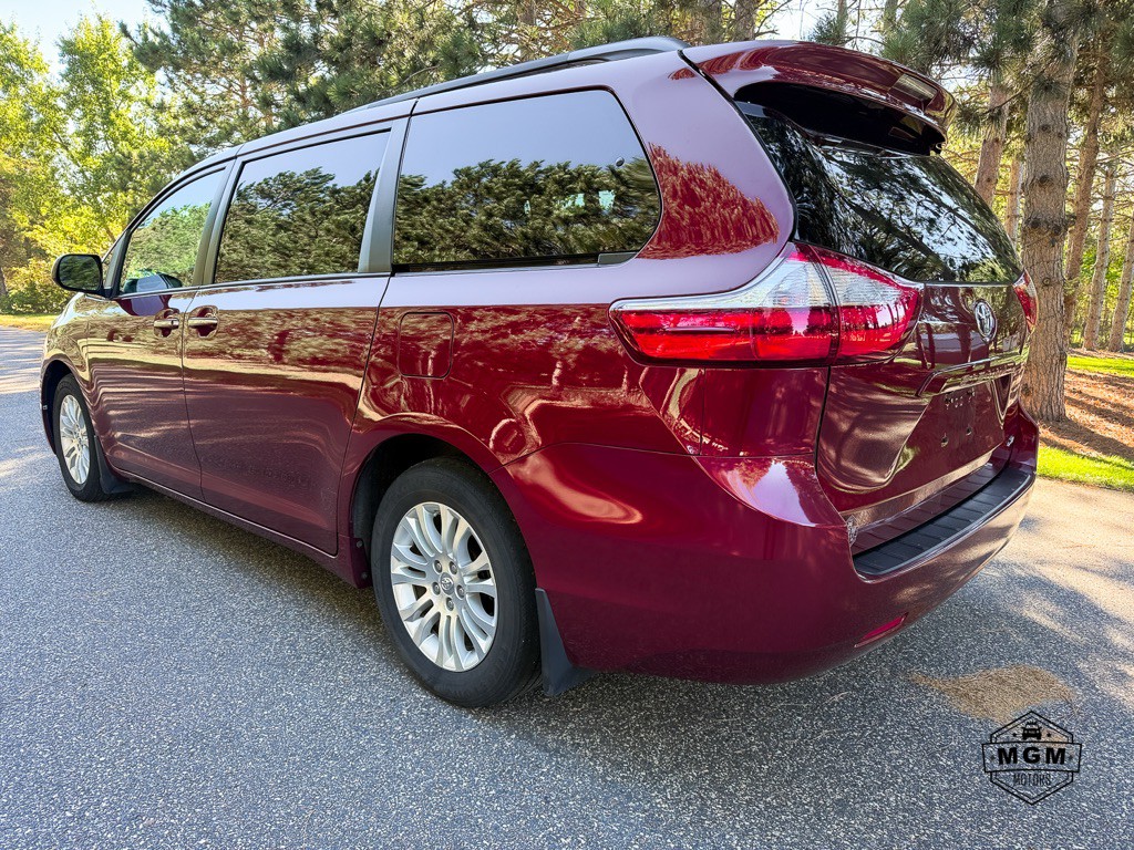 2017 Toyota Sienna Image 3