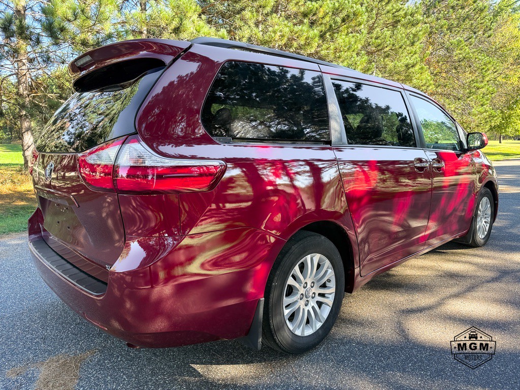 2017 Toyota Sienna Image 5