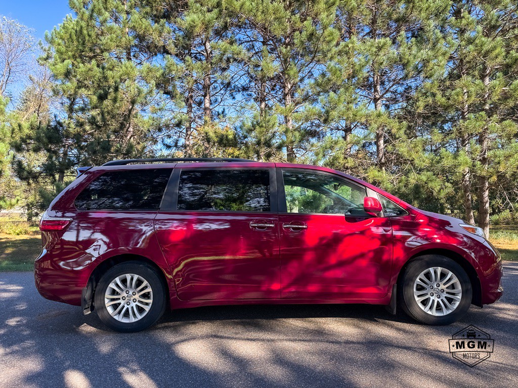 2017 Toyota Sienna Image 6