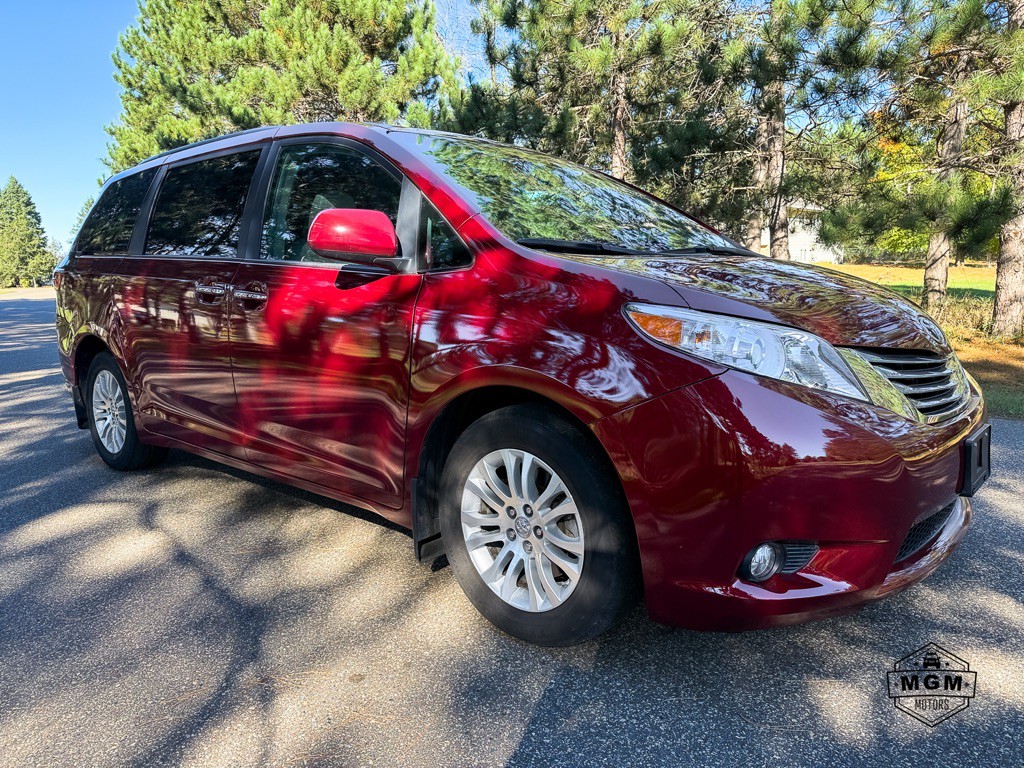 2017 Toyota Sienna Image 7