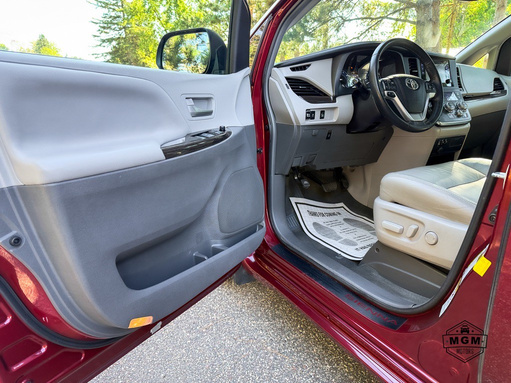 2017 Toyota Sienna Image 9